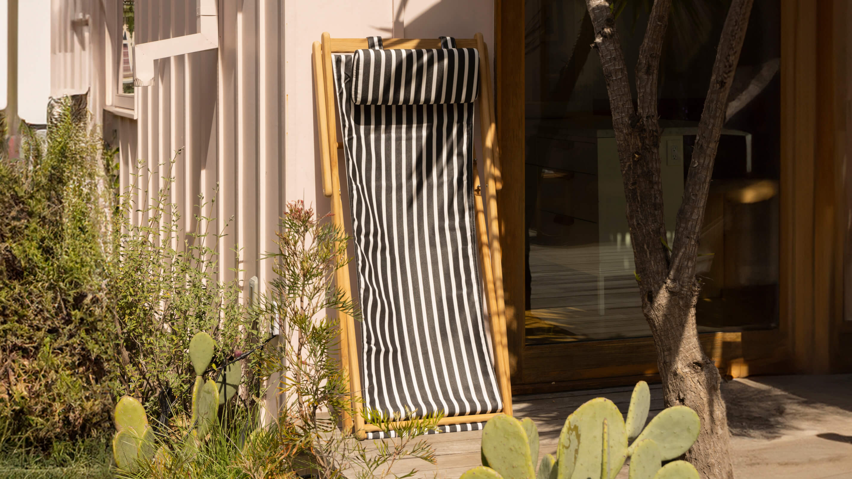 Settle In Outdoor Patio Chair, Large, Black Sand